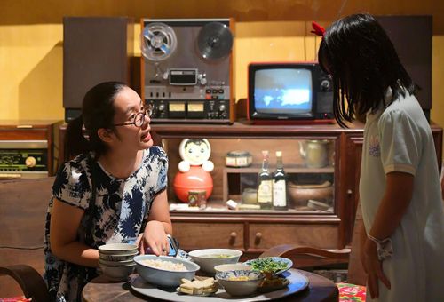 Người mẹ kể chuyện cho con nghe về quá khứ Hà Nội một thời khi đến thăm không gian Bao cấp ở Ngũ Xã.