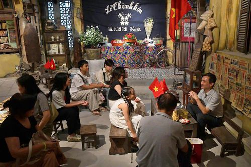 Du khách vừa thưởng thức hương vị xưa, vừa được nghe những câu chuyện bao cấp Hà Nội trong một không gian đặc biệt.