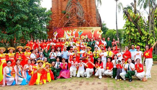 Người dân check-in tại Bảo tàng tỉnh Gia Lai. Ảnh: Chí Đại.