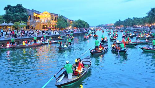 Du khách chèo ghe trên sông Hoài ngắm phố cổ Hội An. Ảnh: Tấn Thành.