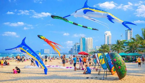 Du khách chèo ghe trên sông Hoài ngắm phố cổ Hội An. Ảnh: Tấn Thành.