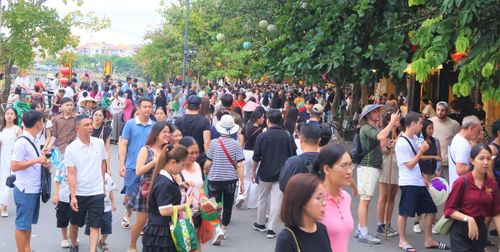 Tuyến đường Bạch Đằng, phố cổ Hội An rất đông du khách. Ảnh: Tấn Thành.