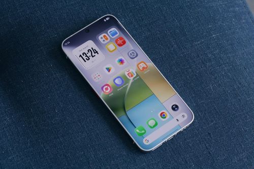 Mẫu smartphone không viền màn hình sắp được Tecno trình diễn trong tháng 9. Ảnh: @mkbhd/YouTube.