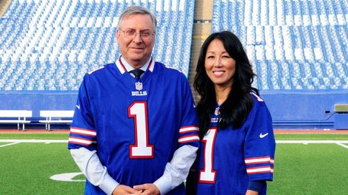 Cha cô, Terry Pegula, có tài sản ước tính 9,3 tỷ USD, theo Fobes. Ông thành lập công ty dầu khí East Resources năm 1983 và bán phần lớn tài sản cho Royal Dutch Shell năm 2010 với giá 4,7 tỷ USD. Năm 2011, Terry mua Buffalo Sabres với giá 189 triệu USD. Ba năm sau, ông vượt qua Donald Trump để sở hữu Buffalo Bills với giá 1,4 tỷ USD. Mẹ Pegula, Kim, từng giữ chức chủ tịch và đồng sở hữu của cả 2 đội, đồng thời tham gia các hội đồng của NFL và NHL. Ảnh: Buffalo Bills.