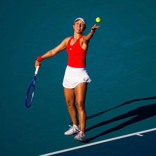Pegula còn là thành viên sáng lập hội đồng quản trị Asian American Pacific Islander Tennis Association. Tổ chức này được thành lập năm 2022, lấy cảm hứng từ mẹ cô - người được nhận nuôi từ một trại trẻ mồ côi ở Hàn Quốc. Đơn vị hướng tới việc tăng sự hiện diện của cộng đồng người Mỹ gốc Á trong quần vợt và khuyến khích trẻ em tham gia môn thể thao này. Ảnh: WTA.