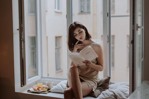  Ngoài gói chuyên biệt, nhiều khách sạn bán lẻ dịch vụ đọc sách để đa dạng trải nghiệm và tệp khách. Ảnh: Cottonbro studio/Pexels.