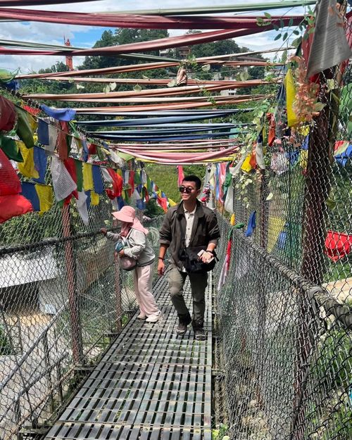 Trong thời gian chờ sắp xếp lại chuyến đi, đoàn đã đi tham quan cầu treo Rani Jhula nằm tại An Danda, Bastola Gaun. Ảnh: Phạm Minh Trí.