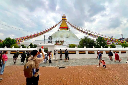 Đoàn đến tham quan đại bảo tháp Boudhanath Stupa ở Kathmandu. Ảnh: Phạm Minh Trí. 