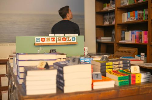  Dù mang dáng dấp một quán cà phê, sách vẫn là yếu tố cốt lõi tại Bookstor. Các đầu sách được phân chia theo nhiều chủ đề, trong đó có văn học và những ấn phẩm từ các nhà xuất bản lớn của Hà Lan cũng như quốc tế, bao gồm Penguin Random House. 
