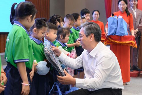 Ông Nguyễn Phước Lộc, Phó Bí thư Thành ủy TP.HCM, trao những phần quà thân tình đến các giáo viên và học sinh lớp học “Hoa Hướng Dương”. Trong năm học 2026-2027, chương trình gửi tặng 10 phần quà đến các thầy cô và 120 phần quà đến các bệnh nhi, như một lời động viên ấm áp dành cho những người đang bền bỉ giữ gìn lớp học đặc biệt và các em nhỏ trên hành trình điều trị.