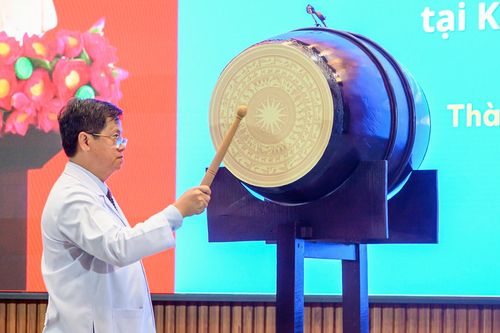 Tiếp đó, tiếng trống khai trường do Giám đốc Bệnh viện Diệp Bảo Tuấn thực hiện vang lên, đánh dấu thời khắc năm học mới 2026–2027 chính thức bắt đầu tại bệnh viện. Tiếng trống mang không khí ngày khai trường đến gần hơn với các bệnh nhi, đồng thời tiếp thêm động lực, nghị lực để các em vững vàng trong hành trình điều trị bệnh.