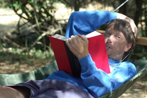 Đọc sách là một phần giúp Bill Gates học hỏi, tích lũy kiến thức ở nhiều lĩnh vực. Ảnh: Bill Gates/Facebook.