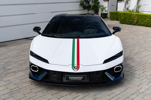  Tương tự "đàn anh" ra mắt 15 năm trước, Lamborghini Temerario Tricolore sở hữu bộ tem "Tricolore" đặc trưng, vốn lấy cảm hứng từ quốc kỳ Italy và thường xuất hiện trên các phiên bản giới hạn của Lamborghini. 