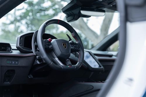  Nội thất của Lamborghini Temerario Tricolore có màu chủ đạo đen Nero Ade được làm nổi bật bởi những đường chỉ khâu tương phản màu đỏ Rosso Alala, trong khi họa tiết hình lục giác xuyên suốt tạo nên sự kết nối thị giác với thiết kế ngoại thất. 