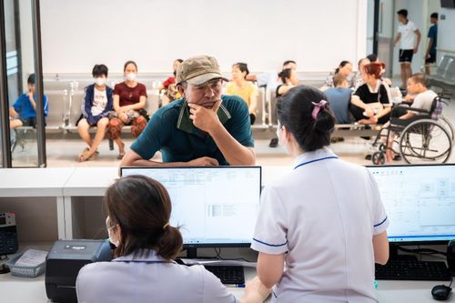 Dự thảo của Bộ Y tế đề xuất tăng mức hưởng BHYT, hỗ trợ cao hơn cho học sinh, sinh viên và mở rộng chi trả tầm soát nhiều bệnh ung thư. Ảnh minh họa: Đinh Hà.