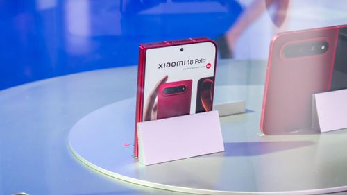  Các thông tin rò rỉ trước đó cho biết màn hình phụ phía ngoài của Xiaomi 18 Fold có kích thước 6,56 inch và sở hữu tỷ lệ khung hình 2:1 tương tự màn hình gập bên trong. Thiết kế cạnh bo nhẹ mang lại cảm giác cầm nắm gọn gàng, giúp người dùng dễ dàng thao tác bằng một tay đối với các tác vụ cơ bản như nghe gọi, nhắn tin hay truy cập nhanh ứng dụng mà không cần mở màn hình chính. Ảnh: Expert Review. 