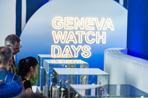 Geneva Watch Days 2026 diễn ra từ ngày 2 đến 6/9 tại Thụy Sĩ, quy tụ 68 thương hiệu đồng hồ. Bên cạnh các hoạt động triển lãm, tọa đàm, đấu giá và giao lưu, tâm điểm của một trong những sự kiện đồng hồ lớn nhất năm vẫn là loạt sản phẩm mới. Những mẫu ra mắt năm nay cho thấy xu hướng kết hợp kỹ thuật chế tác phức tạp, thiết kế khác biệt và tính độc quyền cao. Dưới đây là 7 cỗ máy nổi bật được Robb Report lựa chọn, trải dài từ đồng hồ thể thao, world timer đến những mẫu tourbillon và minute repeater có mức giá hàng trăm nghìn USD. Ảnh minh họa: Hodinkee.