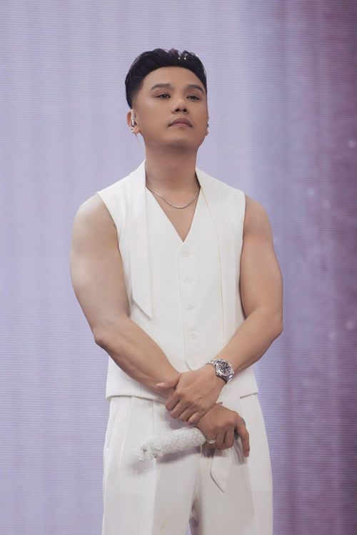 Ở những tập đầu tiên, anh chưa bắt kịp được với nhịp độ của Anh trai vượt ngàn chông gai. Trong một số góc quay, gương mặt của Thái VG ít cảm xúc. Sau đó, thông qua kênh cá nhân, anh lý giải việc hình ảnh bản thân lạnh lùng trên sóng là do chưa kịp làm quen mọi người, phần khác là vì áp lực chưa nắm rõ luật chơi. "Thật ra anh cần một chút thời gian để làm quen với mọi người. Mọi thứ đều rất mới đối với anh. Mà tụi anh cũng phải vừa quay vừa học luật chơi nên nhiều lúc cũng hơi áp lực để theo kịp", rapper bày tỏ.