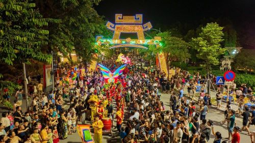 Đông đảo người dân tham gia lễ hội Trung thu năm 2025
