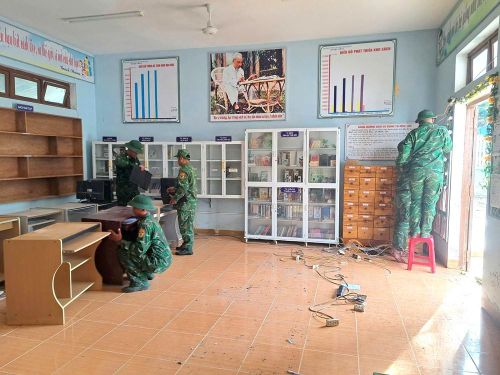 Các lực lượng lắp đặt trang thiết bị, chuẩn bị các phòng chuyên môn tại trường mới