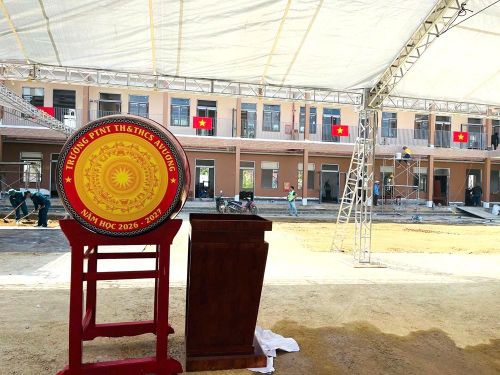 Phía ngoài sân trường, công tác chuẩn bị lễ khai giảng ngày mai cũng gấp rút hoàn thiện