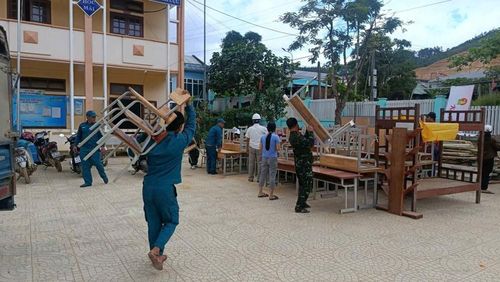 Lực lượng chức năng địa phương nỗ trợ nhà trường bố trí các lớp học, nơi ăn ở nội trú cho học sinh
