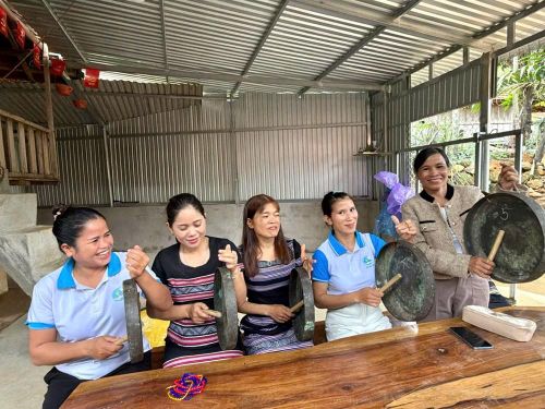 Bí thư Chi bộ thôn Ba Nam Phạm Thị Thơm (bên trái) đang truyền dạy chiêng năm cho chị em phụ nữ