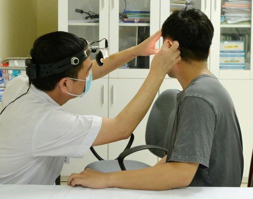 Tai, mũi, họng, thính lực... được kiểm tra kỹ bởi phi công thường xuyên làm việc trong môi trường có nhiều biến đổi về áp suất, độ cao và gia tốc
