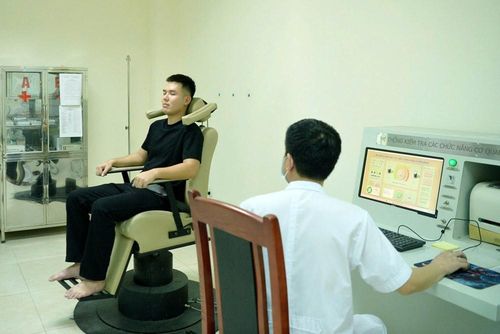Ứng viên thực hiện bài kiểm tra tiền đình trên ghế quay chuyên dụng