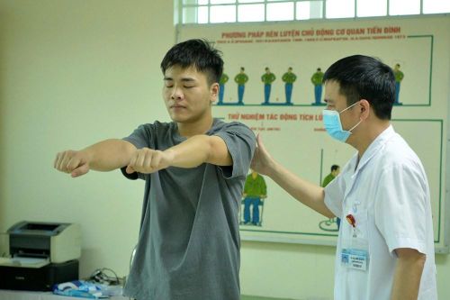 Bác sĩ theo dõi phản ứng của ứng viên sau bài kiểm tra tiền đình