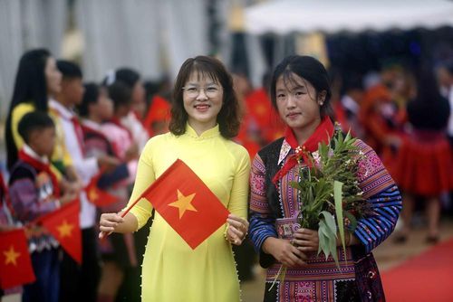 Thầy cô giáo và các em học sinh Trường phổ thông nội trú Tiểu học và Trung học cơ sở Yên Sơn, tỉnh Sơn La trong ngày khánh thành. Ảnh: Quang Quyết - TTXVN
