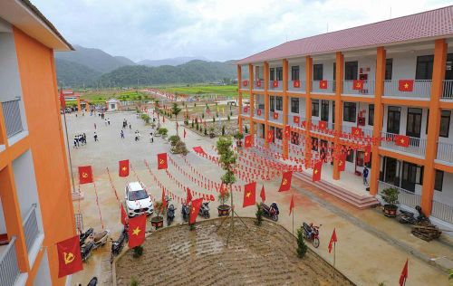 Cờ Đảng, cờ Tổ quốc được trang trí dọc các dãy nhà, tạo sắc màu nổi bật trong khuôn viên Trường Phổ thông nội trú Tiểu học và THCS Sam Mứn, tỉnh Điện Biên. Ảnh: Xuân Tư - TTXVN