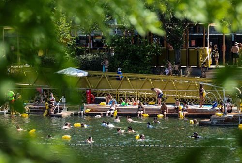 Người dân tắm sông Seine để tránh nóng tại Paris, Pháp. Ảnh: THX/TTXVN phát