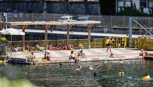 Người dân tắm sông Seine để tránh nóng tại Paris, Pháp. Ảnh: THX/TTXVN phát