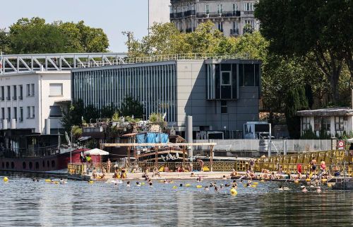 Người dân tắm sông Seine để tránh nóng tại Paris, Pháp. Ảnh: THX/TTXVN phát