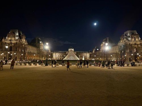 Bảo tàng Louvre và Kim tự tháp kính rực sáng dưới ánh trăng. Ảnh: Hữu Chiến - PV TTXVN tại Pháp
