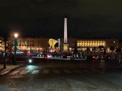 Quảng trường Concorde rực sáng về đêm với cột đá Obélisque de Louxor ở trung tâm. Ảnh: Hữu Chiến - PV TTXVN tại Pháp
