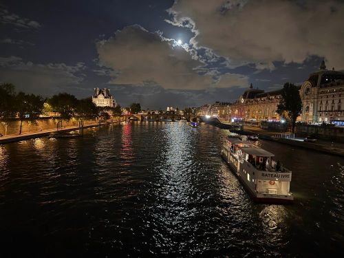 Sông Seine dưới ánh trăng với những chuyến tàu xuôi ngược đưa du khách ngắm cảnh thành phố về đêm. Ảnh: Hữu Chiến - PV TTXVN tại Pháp