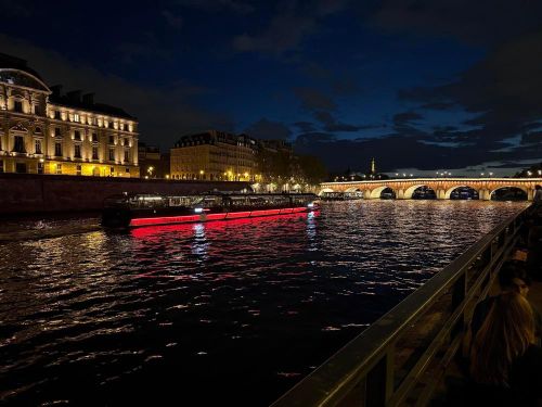 Tàu du lịch trên sông Seine khi Paris lên đèn. Ảnh: Hữu Chiến - PV TTXVN tại Pháp