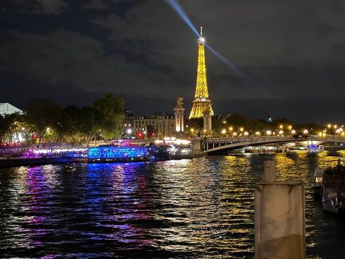 Tháp Eiffel rực sáng bên sông Seine. Ảnh: Hữu Chiến - PV TTXVN tại Pháp