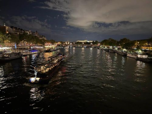 Tàu du lịch xuôi dòng Seine ngắm Paris về đêm. Ảnh: Hữu Chiến - PV TTXVN tại Pháp