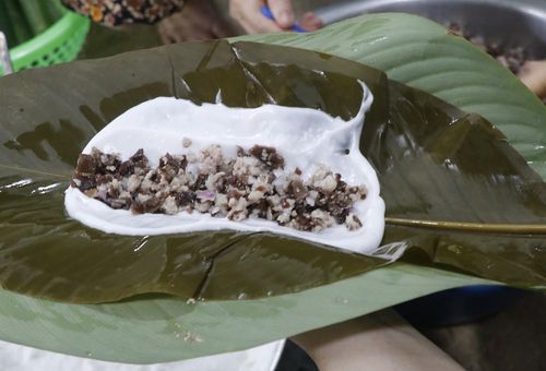 Bánh có sự hòa quyện, kết hợp độc đáo giữa gạo tẻ, thịt, mọc nhĩ. Ảnh: Thanh Thương - TTXVN