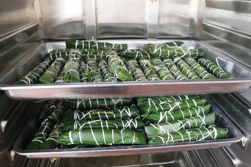 Bánh được cho vào hấp khoảng 20 phút là chín. Ảnh: Thanh Thương - TTXVN