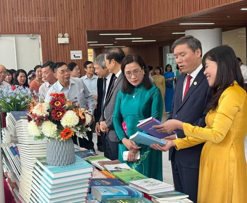 Không gian trưng bày các kết quả nghiên cứu, các sản phẩm khoa học tiêu biểu, qua đó làm rõ vai trò của tri thức địa lý nhân văn, khoa học vùng và phát triển bền vững trong cung cấp luận cứ khoa học và tư vấn chính sách - Ảnh: Chinhphu.vn/Thu Giang