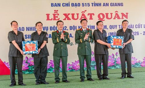 Tặng quà cán bộ, chiến sĩ Đội K92, K93 lên đường làm nhiệm vụ tại Campuchia - Ảnh: QK9