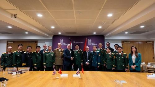 Các đại biểu chụp ảnh lưu niệm - Ảnh: Bộ Quốc phòng