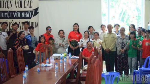 Câu lạc bộ chia sẻ yêu thương cho những hoàn cảnh khó khăn. (Ảnh: LÝ OANH)