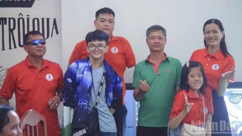 Thành viên Câu lạc bộ Thanh niên khuyết tật tỉnh Đồng Tháp tham gia các hoạt động thiện nguyện. (Ảnh: LÝ OANH)