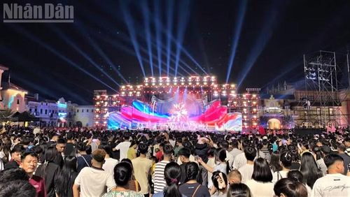 Chương trình nghệ thuật “Âm vang Tổ quốc” tổ chức ở phường Cửa Lò vào tối 2/9.