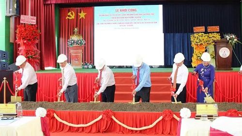 Các đại biểu thực hiện nghi thức khởi công dự án. (Ảnh: THANH TÂM)